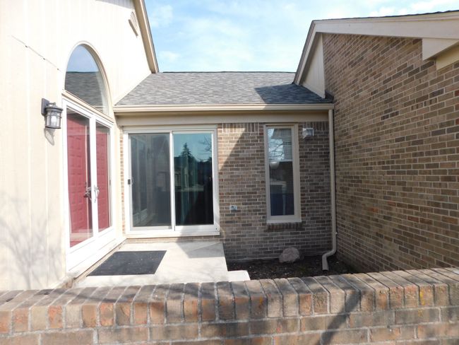 16567 Sarjay Dr, Condo with 2 bedrooms, 3 bathrooms and null parking in Clinton Twp MI | Image 6