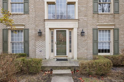 5699 Applegrove Dr, West Bloomfield, MI, 48324-1477 | Card Image