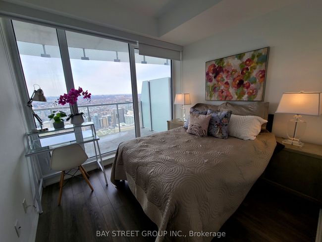 5709 - 197 Yonge St, Condo with 3 bedrooms, 2 bathrooms and 1 parking in Toronto ON | Image 6