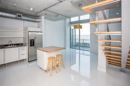 phi20-690 Sw 1st Ct, MIAMI, FL, 33130-2991 | Card Image