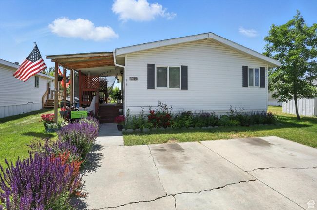Manufactured / mobile home featuring a front lawn | Image 27
