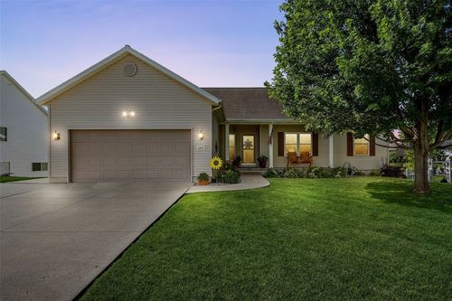 2515 Woodhill Dr Sw, Cedar Rapids, IA, 52404-3371 | Card Image