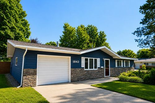 1842 Eisenhower Cir, ABERDEEN, SD, 57401-7464 | Card Image