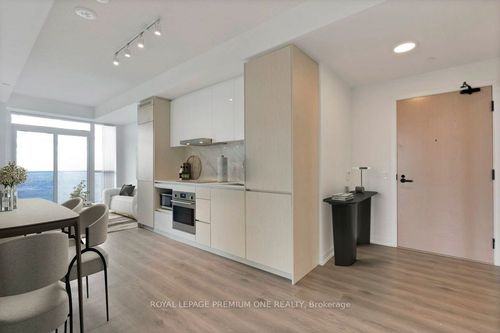 4010-28 Interchange Way, Concord, ON, L4K5C3 | Card Image