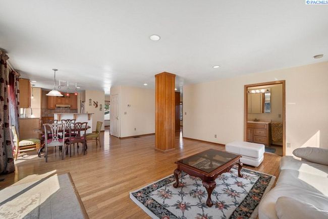 515 Nw Robert St, Home with 4 bedrooms, 4 bathrooms and null parking in Pullman WA | Image 5