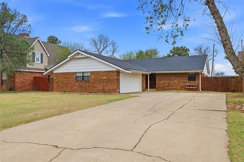 215 W Hillcrest Ln, Hobart, OK, 73651-2011 | Card Image