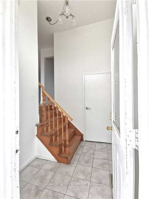 32 Martindale Cres, Brampton, ON, L6X2T9 | Card Image