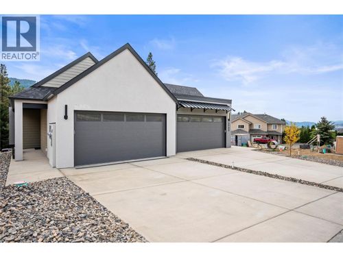 7060 Manning Place, Home with 3 bedrooms, 3 bathrooms and 2 parking in Vernon BC | Card Image