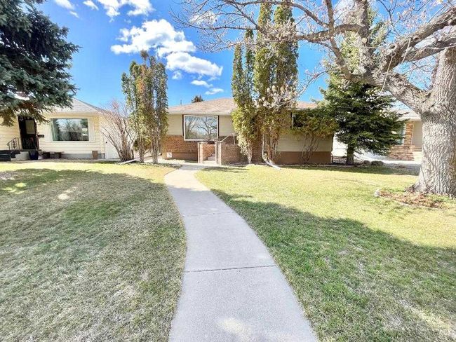 916 Mayor Magrath Drive S, Home with 4 bedrooms, 2 bathrooms and 4 parking in Lethbridge AB | Image 3