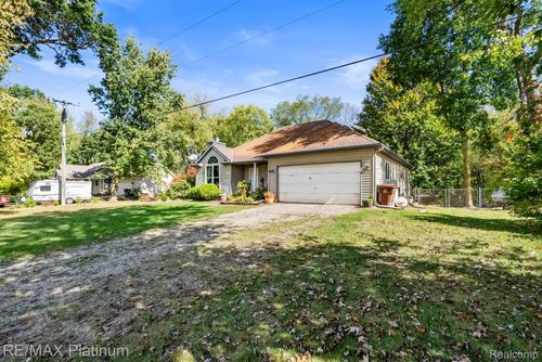 3388 Hogback Rd, Fowlerville, MI, 48836-8543 | Card Image