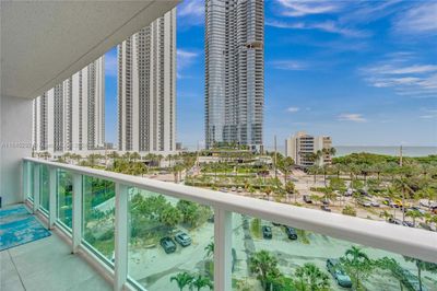 709 - 100 Bayview Dr, Condo with 1 bedrooms, 1 bathrooms and null parking in Sunny Isles Beach FL | Image 2