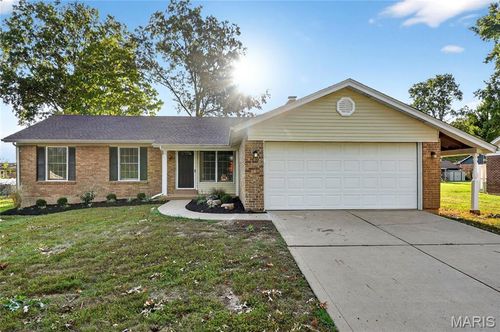 5812 Chrisbrook Dr, Saint Louis, MO, 63128-4413 | Card Image