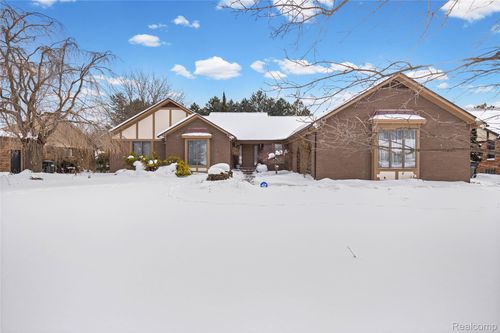 2411 Lassiter Dr, Rochester Hills, MI, 48309-1522 | Card Image