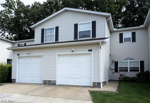 8257 Lancaster Dr, Mentor, OH, 44060-4247 | Card Image