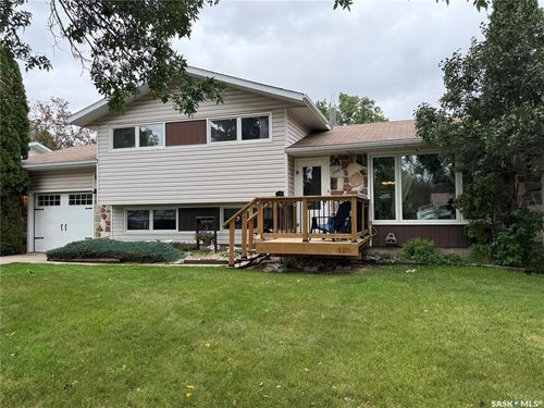 1709 Eaglesham Avenue, House with 4 bedrooms, 2 bathrooms and 3 parking in Weyburn SK | Card Image