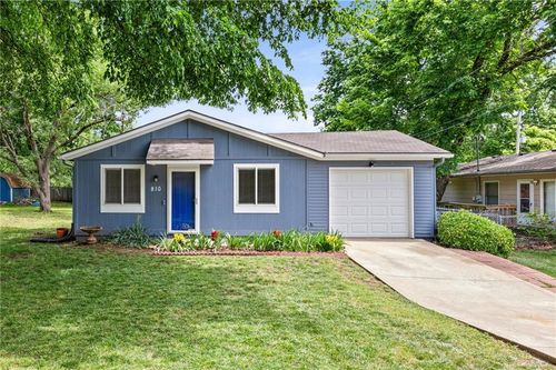 810 N Iowa St, Olathe, KS, 66061-2401 | Card Image