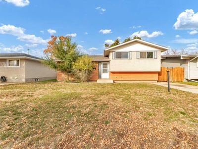 602 16 St Ne, House detached with 3 bedrooms, 1 bathrooms and 2 parking in Medicine Hat AB | Image 2