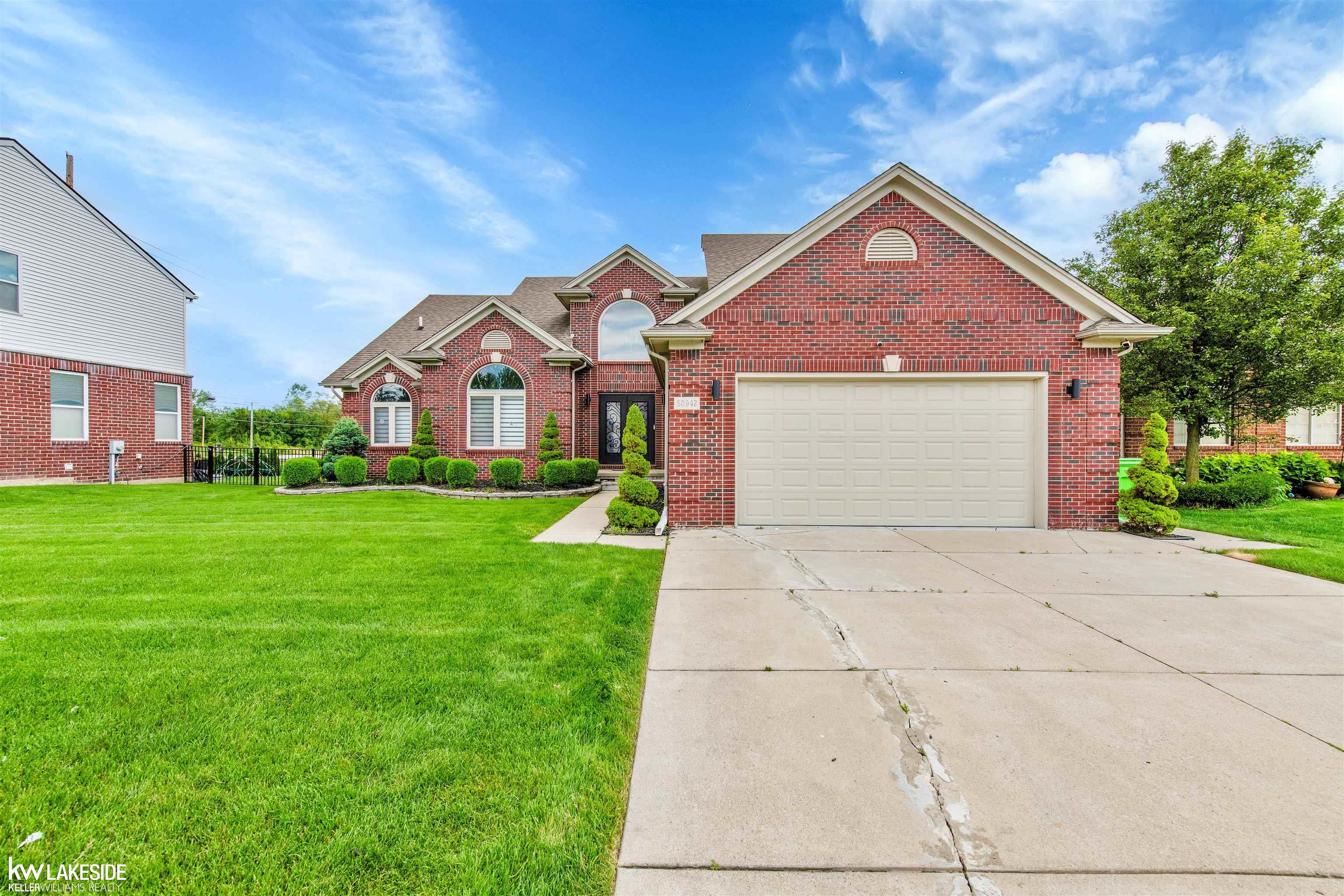 Bredenbury Dr, Macomb, MI 48044