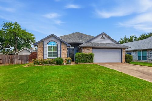 2703 Old English Ct, Euless, TX, 76039-7835 | Card Image