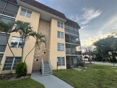 112 - 4152 Inverrary Dr, Condo with 2 bedrooms, 2 bathrooms and null parking in Lauderhill FL | Image 3