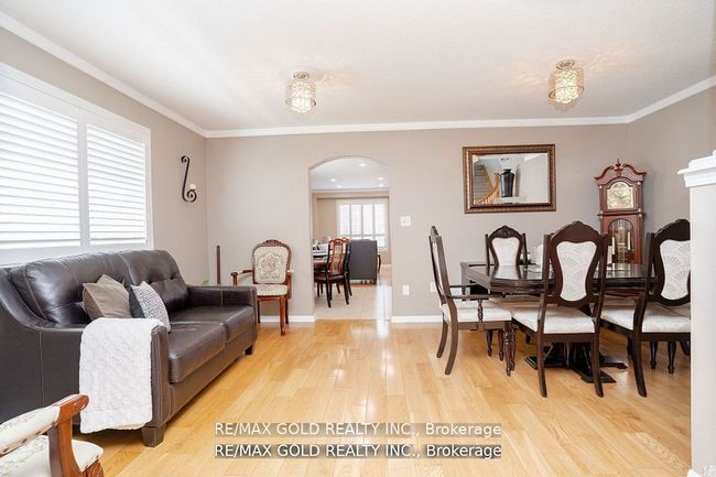 34 Jingle Cres, House attached with 4 bedrooms, 4 bathrooms and 2 parking in Brampton ON | Image 5
