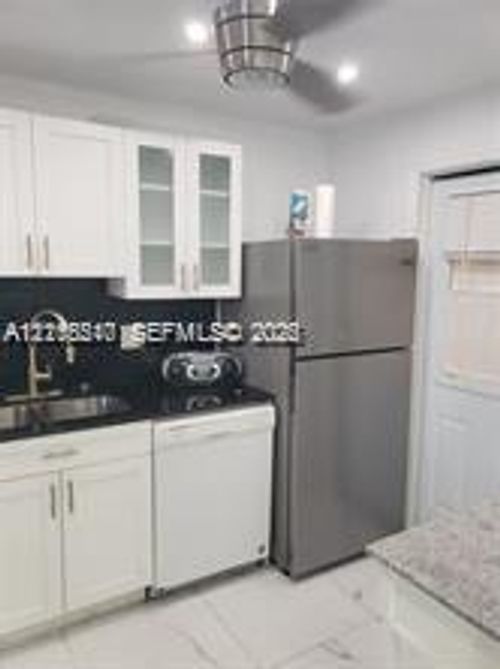 207-211 Ne 8th Ave, Hallandale Beach, FL, 33009-3503 | Card Image