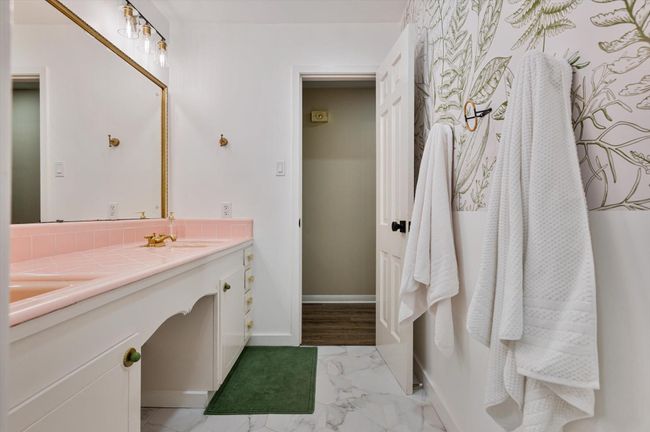 Double sinks and beautiful fixtures | Image 28