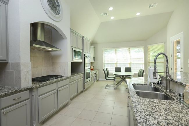 Five burner gas cooktop with stainless decorator exhaust hood | Image 26