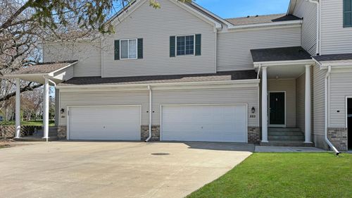 885 Kimberly Ln, Chanhassen, MN, 55317-9705 | Card Image