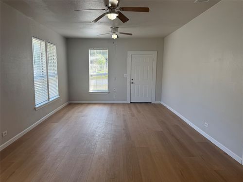 1005 Dodson St, Gainesville, TX, 76240-5602 | Card Image