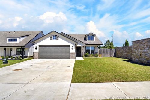 8601 N 76th East Pl, Owasso, OK, 74055-7475 | Card Image