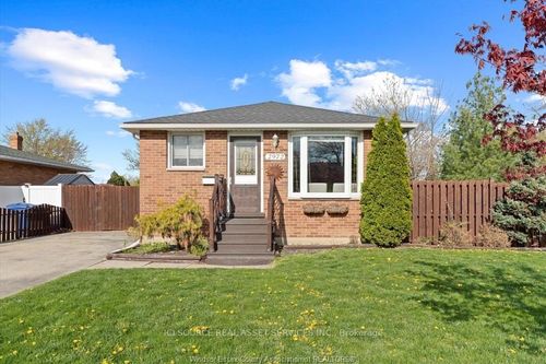 main-fl-2972 Grandview St, Windsor, ON, N8T2L6 | Card Image