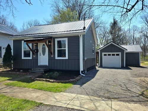 24 E Main St, Newton Falls, OH, 44444-1104 | Card Image