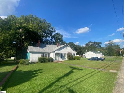 304 W Farley Avenue, House other with 3 bedrooms, 1 bathrooms and 2 parking in Laurens SC | Image 3