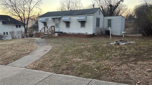 5224 England St, Merriam, KS, 66203-2136 | Card Image