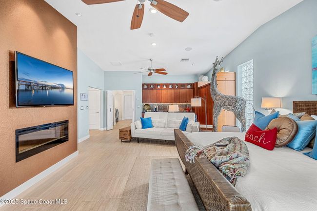 Very spacious bedroom | Image 37