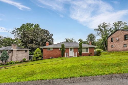 215 Robin Hood Dr, Irwin, PA, 15642-8613 | Card Image