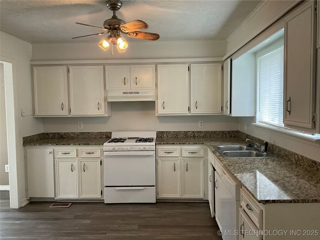 6505 S 81st East East Place, Townhouse with 3 bedrooms, 3 bathrooms and null parking in Tulsa OK | Image 7