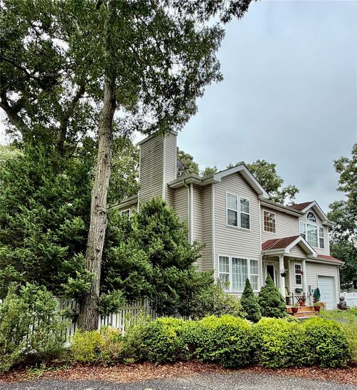674 Flanders Rd, Riverhead, NY, 11901-3804 | Card Image