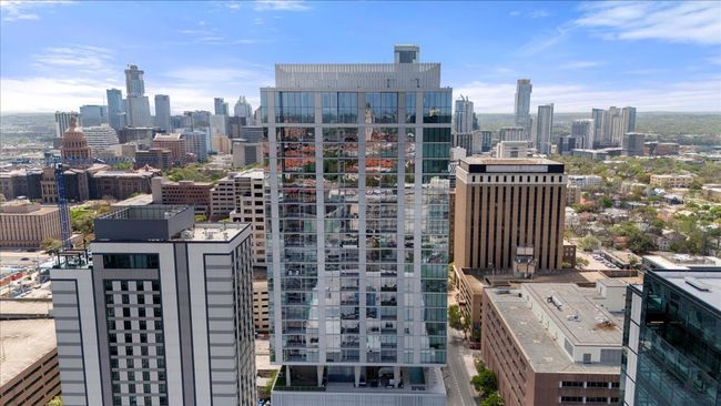 LIMITED RESIDENCES. A limited collection of only 117 downtown residences. Seven (7) Residences per floor and five (5) two-story penthouse on Levels 27-28. | Image 40