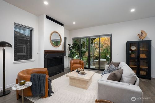 b-4815 Evanston Ave N, Seattle, WA, 98103-6435 | Card Image