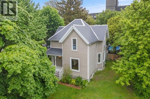 156 Queen St, Sarnia, ON, N7T2R1 | Card Image