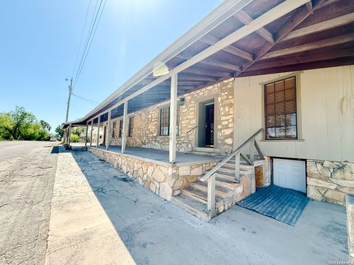 32 Baylor St, Brackettville, TX, 78832-5010 | Card Image