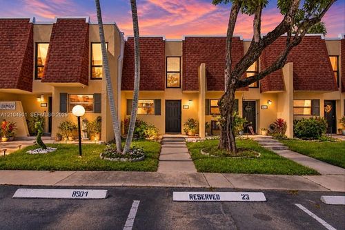 8979-8979 Palm Tree Ln, Pembroke Pines, FL, 33024-4667 | Card Image