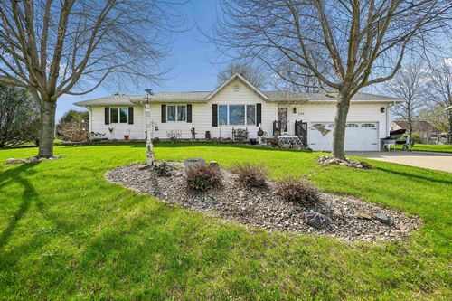 201 Elm St, Waverly, IA, 50677-4056 | Card Image