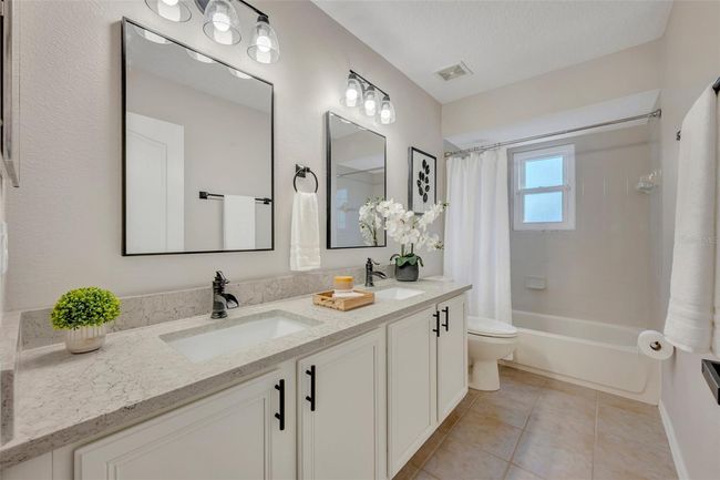 Upstairs Bath | Image 40
