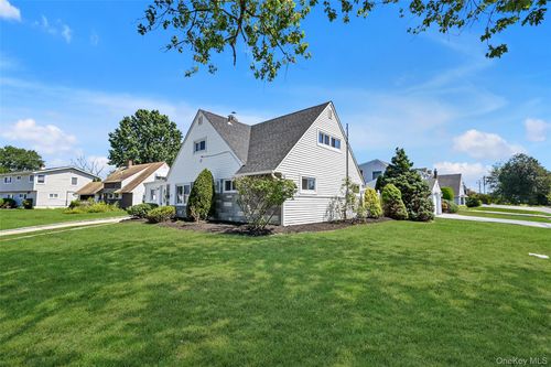 77 Autumn Ln, Hicksville, NY, 11801-6333 | Card Image