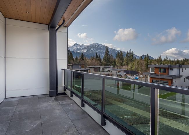 Balcony with a mountain view | Image 15