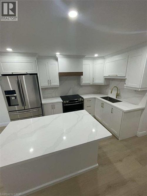 27 Spachman St, Kitchener, ON, N2R0N5 | Card Image