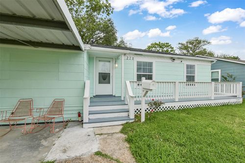 228 16th Ave N, Texas City, TX, 77590-6238 | Card Image